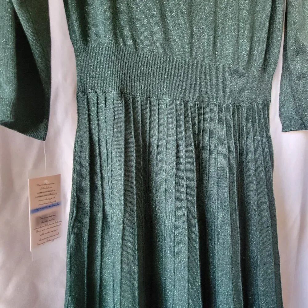 Elegant Green Knit Dress - Picture 7 of 11